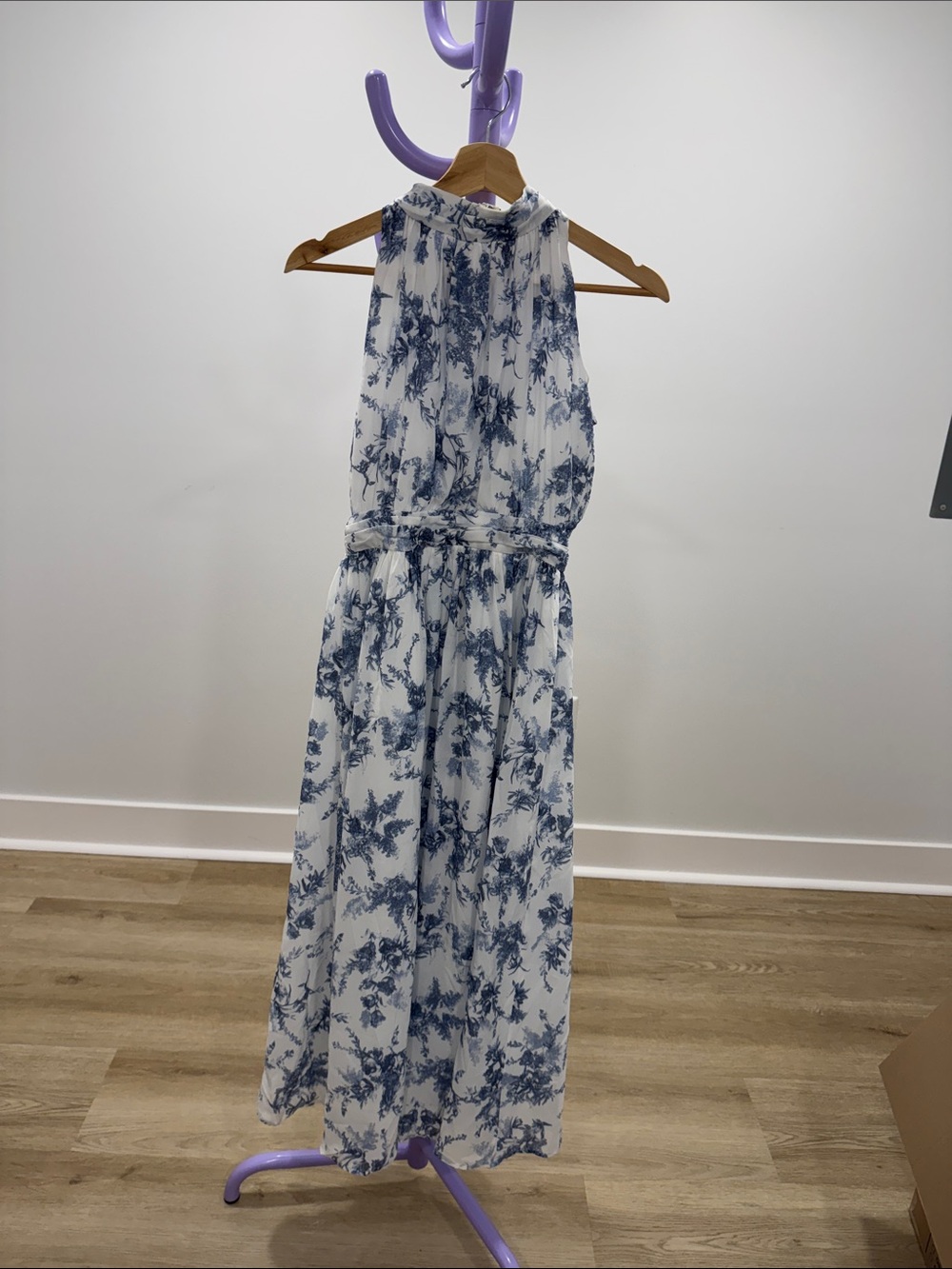 Women’s Sleeveless Floral Print Maxi Dress - Blue & White